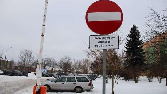 Wcześniej parkować mógł każdy. Teraz jest szlaban i będą opłaty