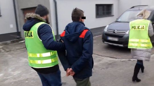 Wdarli się do domu i pobili 35-latka. Dostawał ciosy siekierą