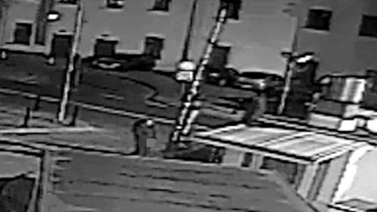 Wdrapał się na szlaban przy ul. Hempla. Nagrał go monitoring