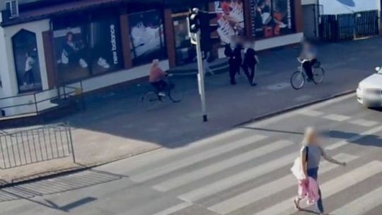 We krwi promile cztery, na drodze przeszkody dwie. Po uderzeniu w znak rowerzystka straciła przytomność