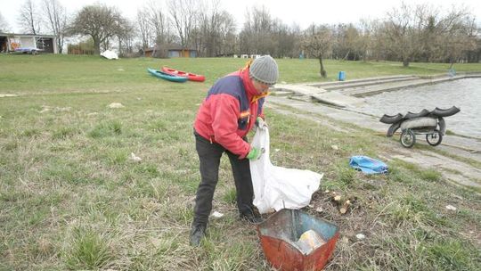 Wędkarze i kajakarze sprzątali Zalew Zemborzycki