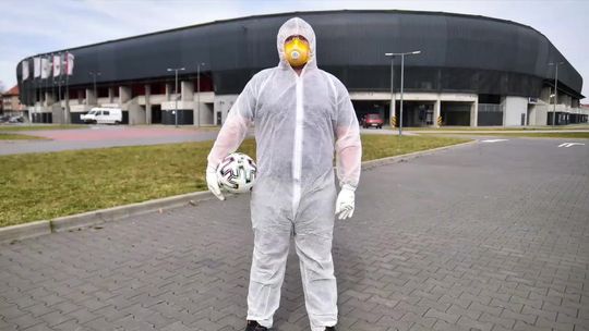 Według wirusologów, kibice pojawią się na trybunach sportowych aren najwcześniej w przyszłym roku