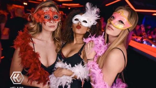 Weekend w klubach: Bal maskowy i dyskoteka szkolna