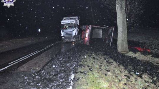 Węgiel wysypał się na pole. Kierowca wypadł z ciężarówki