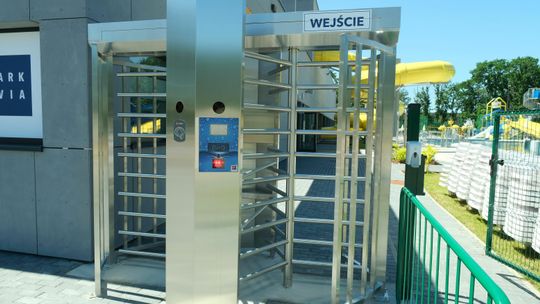 Wejścia do szkół powinny być ograniczone bramkami? Zastępca burmistrza pyta o opinie