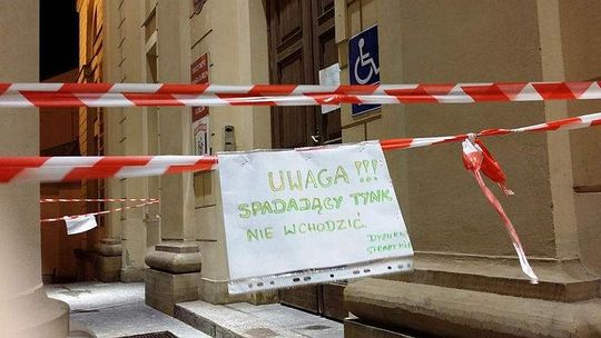 Wejście do Ratusza odgrodzone taśmą. Przez spadający tynk (zdjęcia)