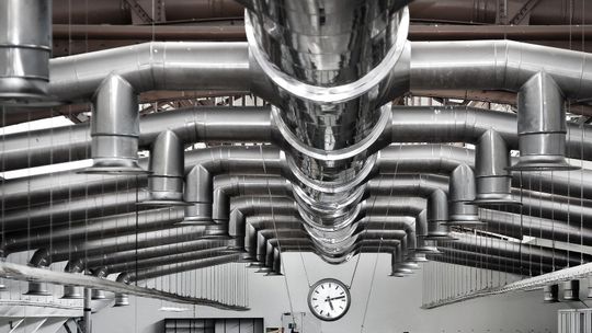 Wentylacja przemysłowa. Jakie urządzenia i akcesoria są niezbędne w dużych obiektach?