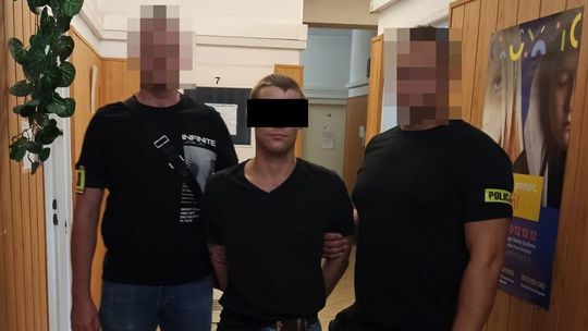 Wepchnął człowieka pod autobus. Zdarzenie zarejestrowały kamery