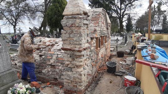 Wereszczyński Gościniec ratuje zabytkowy grobowiec