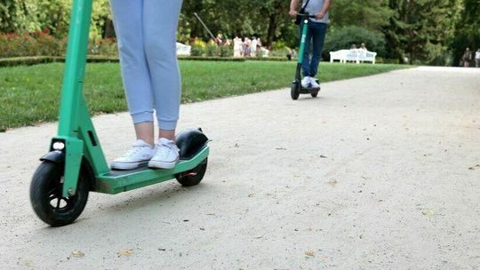 Wężykiem na hulajnogach. Drogówce to nie umknęło 