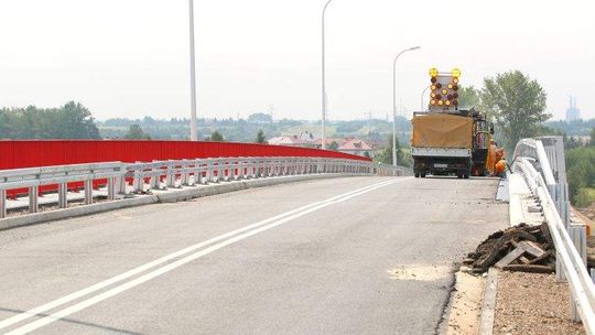 Wiadukt w Dysie tylko dla aut. Gdzie jest chodnik? Projektant zapomniał