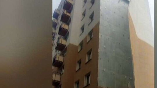 Wiatr, falująca elewacja i huk. Fragment elewacji runął na parking