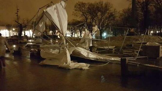 Wiatr łamał konary i gałęzie. Zniszczył ogrodzenie przy pl. Litewskim