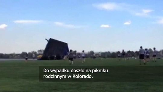 Wiatr porwał dmuchaną zjeżdżalnię. Dwoje dzieci zostało rannych (wideo)