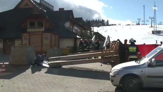 Wiatr przewrócił billboard. Nie żyje kobieta, dziecko w szpitalu