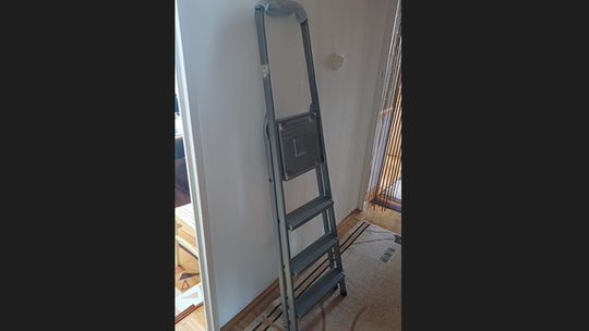 Wiatr uwięził kobietę we własnym mieszkaniu