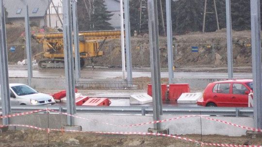 Wiatr wiał, a separatory na drodze wpadały pod auta