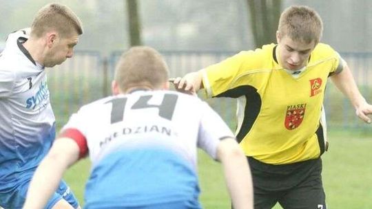 Wiatr zaniósł piłkę do bramki, wyniki lubelskiej okręgówki