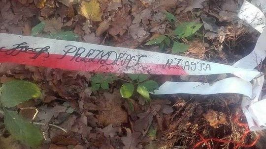 Wiązanka prezydenta z biało-czerwoną szarfą wylądowała w lesie