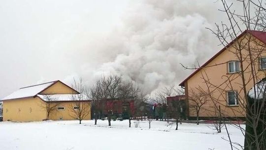 Wiązowiec: Pożar w garażu, zagrożenie wybuchem