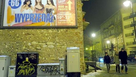 Wibratory i kobiety w erotycznej bieliźnie na billboardzie koło szkoły. Gdzie są granice reklamy?