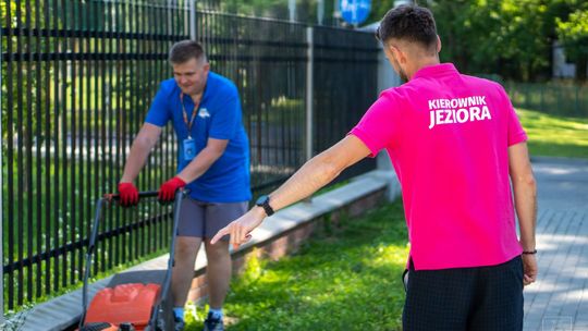 Wiceburmistrz opróżniał kosze nad zalewem. Wszystko w szczytnym celu  