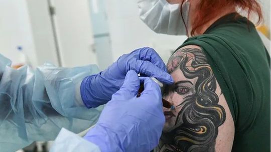 Wiceminister się wygadał. Kilka milionów szczepionek do kosza?