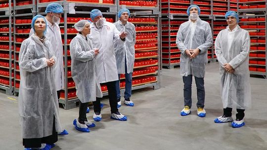 wizyta wiceministra, ludzie w strojach ochronnych