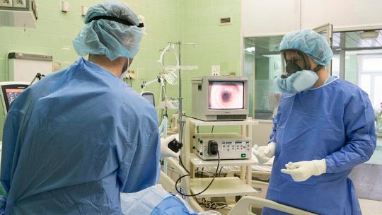 Wiceminister ujawnia pandemiczne dane. Lawinowy wzrost zachorowań