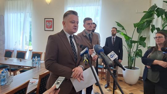 Wiceminister podczas konferencji prasowej w Instytucie Europy Środkowej w Lublinie. Spotkanie poświęcone było wnioskom ze szczytu NATO, bezpieczeństwu Polski, zagrożeniom dezinformacją oraz współpracy z Ukrainą.