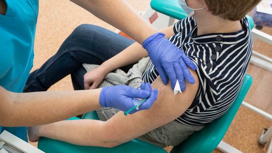 Wiceminister zdrowia: Na sezon jesienno-zimowy zakontraktowano 4,5-5 mln szczepionek przeciwko grypie