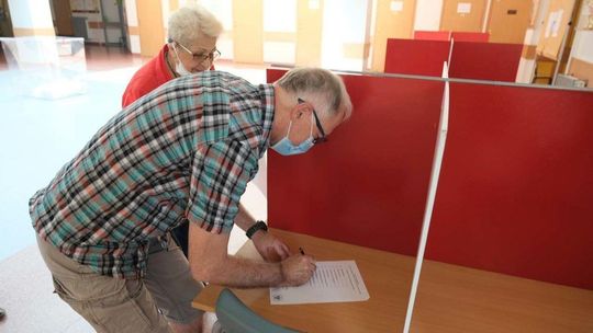 Wiceminister zdrowia: Wprowadzamy pierwszeństwo w II turze wyborów m.in. dla seniorów i ciężarnych