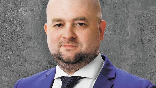 Wicestarosta świdnicki został asystentem społecznym swojego teścia Janusza Korwin-Mikke