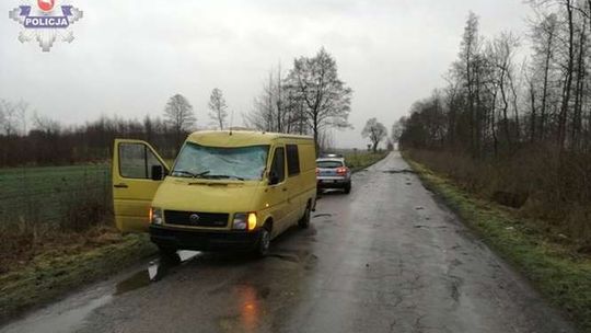 Wichura nad regionem. Drzewo przewróciło się na busa
