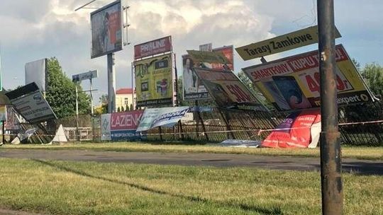 Wichura w Lublinie, burze w regionie. Drzewo spadło na autobus. Zamknięta strefa kibica