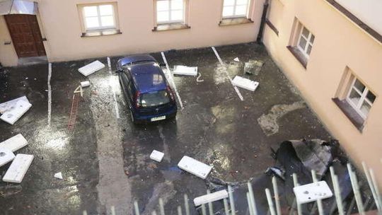 Wichura w Lublinie. Zerwało kawałek dachu z Urzędu Wojewódzkiego