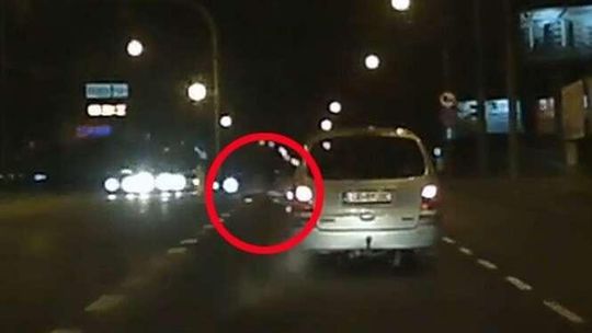 Wideo: Rowerzysta wjeżdża wprost pod koła samochodów na al. Kraśnickiej (wideo)