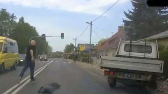 WIDEO: Samochód jedzie wężykiem, uderza w płot. Pijany kierowca? Przyczyna jest zupełnie inna