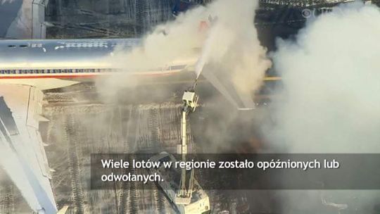 Widowiskowe odladzanie boeinga na lotnisku (wideo)