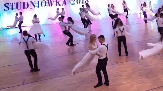 Widowiskowy walc studniówkowy z Białej Podlaskiej. Ed Sheeran - Perfect [wideo]