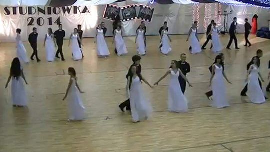 Widowiskowy walc studniówkowy z Białej Podlaskiej podbija Internet (wideo)