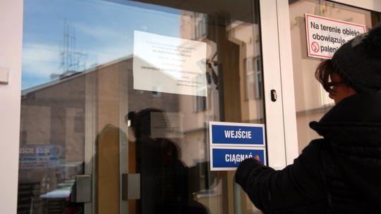 Więcej chorych niż rok temu. Kolejny szpital wstrzymał odwiedziny