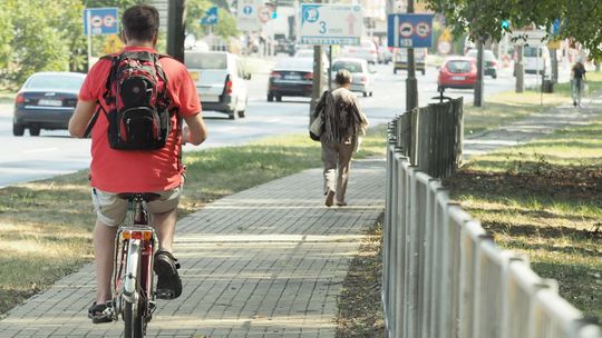 Więcej mandatów za jazdę po chodniku? Rowerzyści rzucają wyzwanie prezydentowi