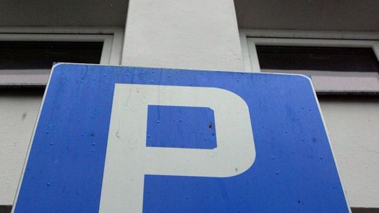 Więcej miejsc parkingowych przy blokach i domach
