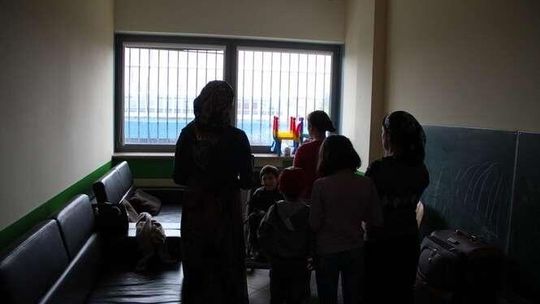 Więcej prywatności i godności dla cudzoziemców. Jak jest w ośrodku strzeżonym?