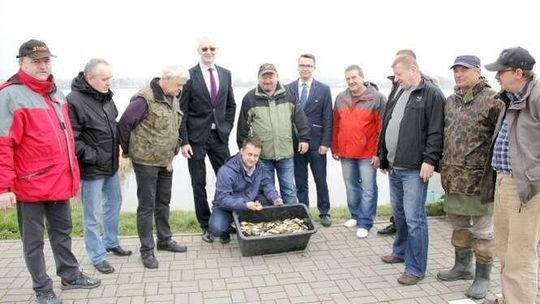 Więcej ryb w zalewie. Jak urosną, będziemy łowić