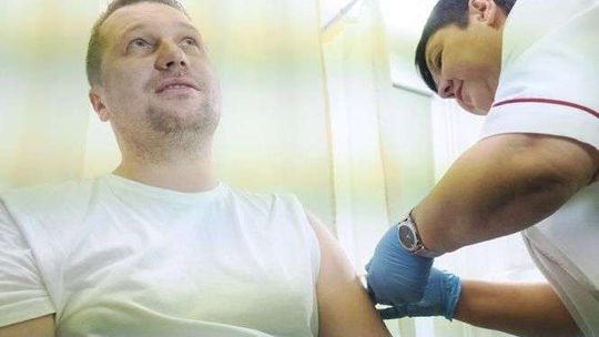 Więcej zachorowań na grypę w tym roku. Wojewoda się zaszczepił i zachęca innych