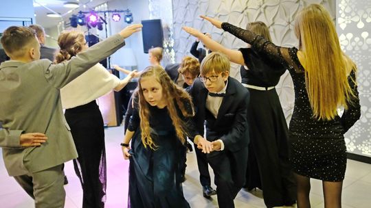 Wieczorowe suknie, polonez i zabawa w hotelu. Czternastolatki na balu 