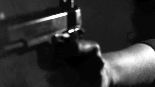 "Wiedziałeś, do kogo strzelasz!" Kula dla syna trafiła matkę