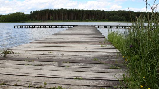 Większa plaża i droższy parking nad zalewem w Janowicach